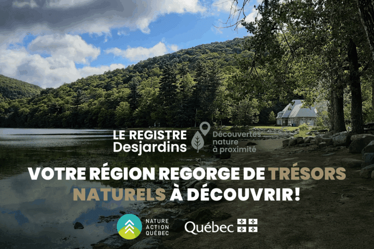 Scène naturelle avec un lac calme bordé d’arbres et de montagnes, accompagnée du texte « Votre région regorge de trésors naturels à découvrir » et des logos de Nature Action Québec, du gouvernement du Québec et du Registre Desjardins.