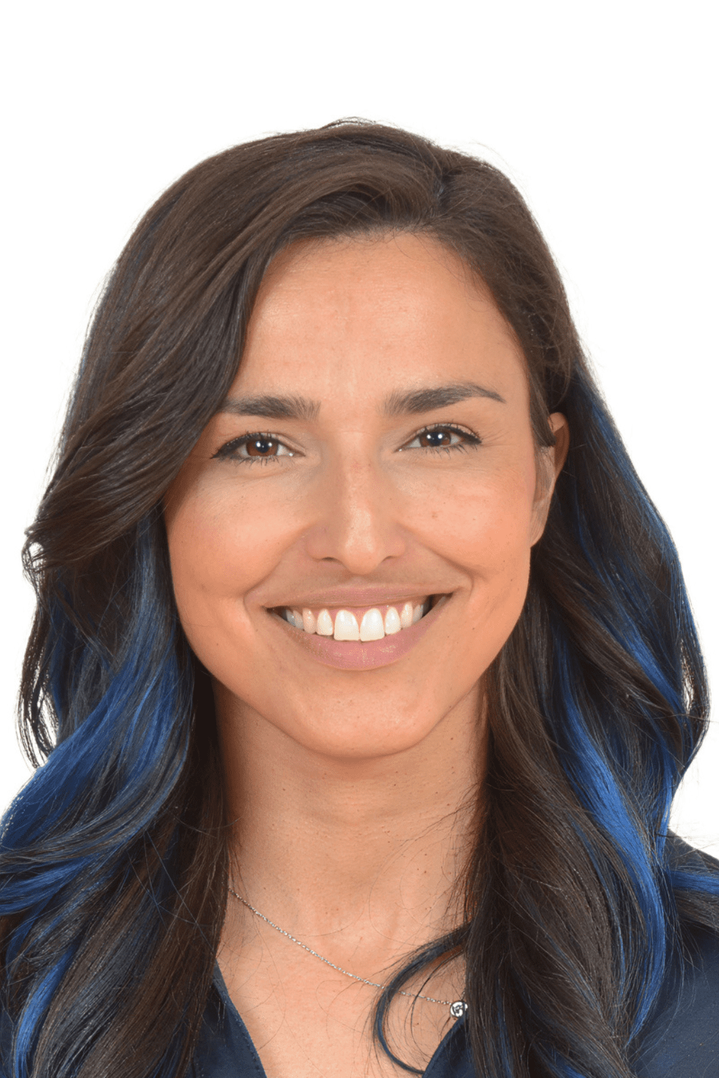 Portrait professionnel de Cynthia Mondou, femme souriante aux cheveux bruns avec des reflets bleus, portant une chemise foncée et un collier discret, sur fond blanc.