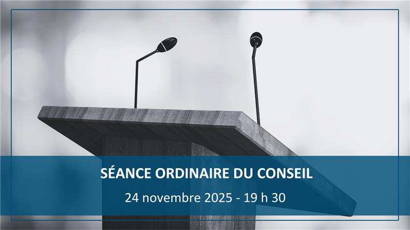 Podium en bois équipé de deux micros, accompagné d’un bandeau bleu indiquant : « Séance ordinaire du conseil – 24 novembre 2025 à 19 h 30 ».