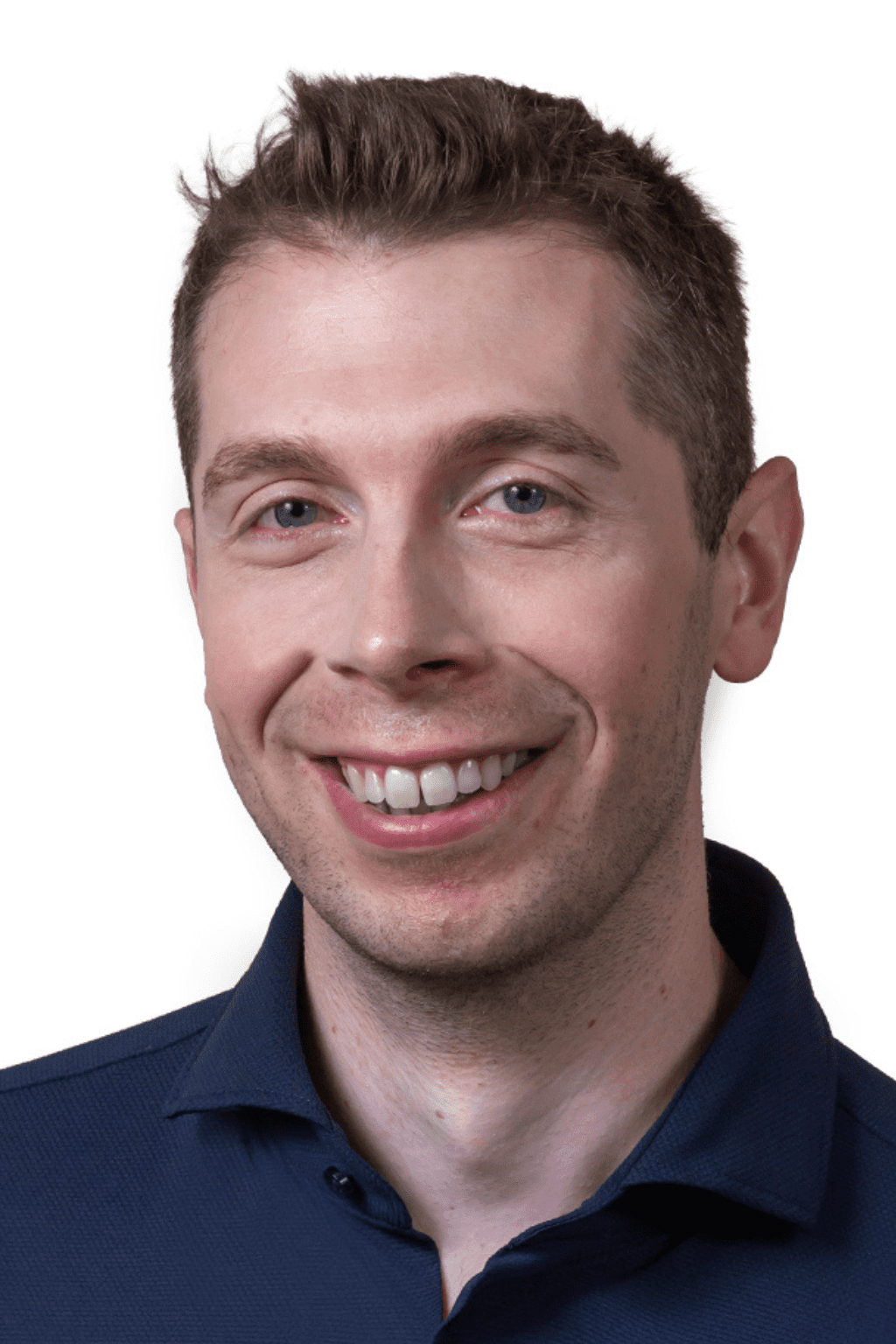 Portrait d’un homme souriant portant une chemise polo bleu foncé, devant un fond blanc.