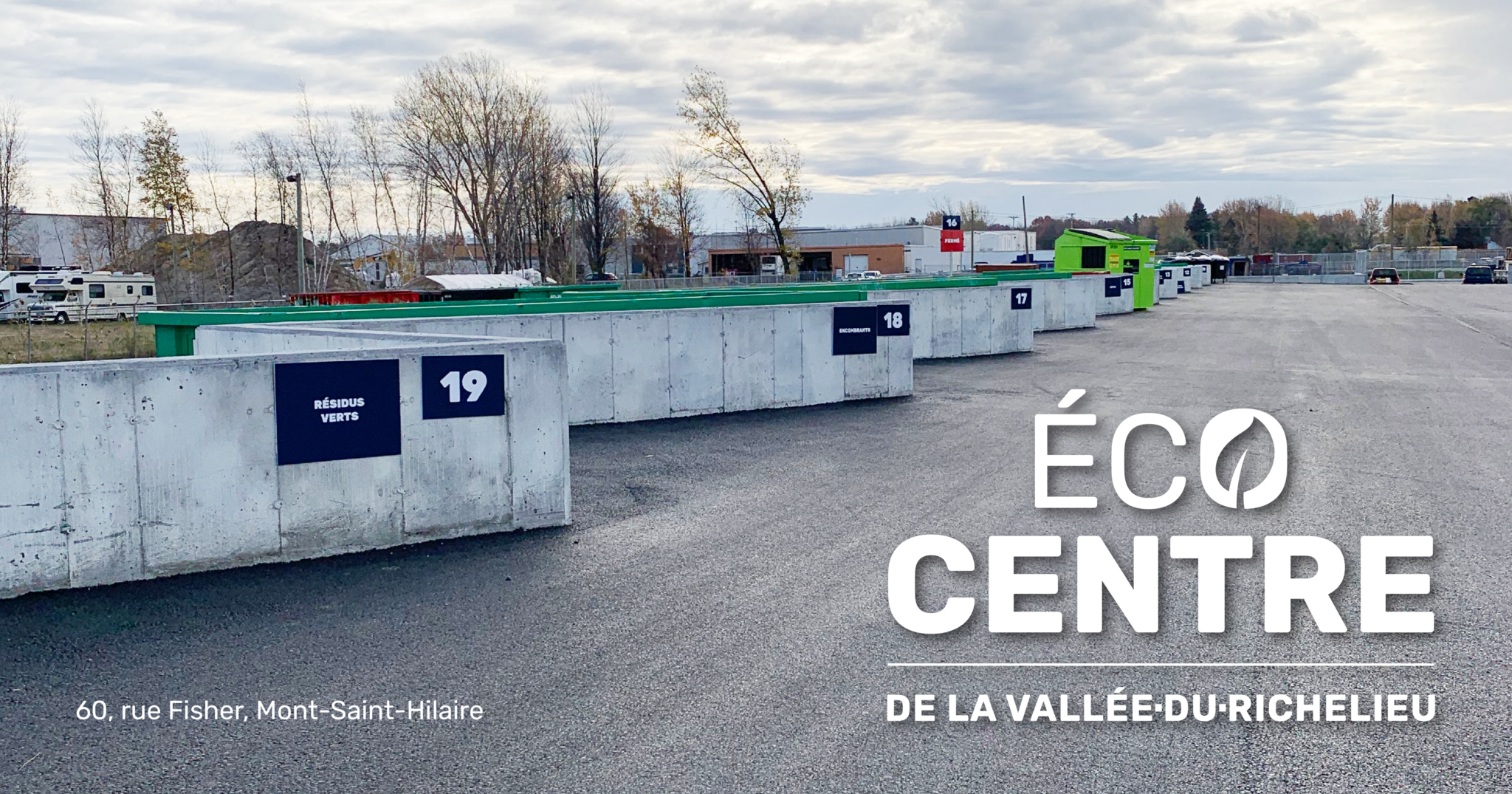 Écocentre de la Vallée-du-Richelieu à Mont-Saint-Hilaire, avec des conteneurs de tri numérotés et l’adresse 60, rue Fisher affichée.