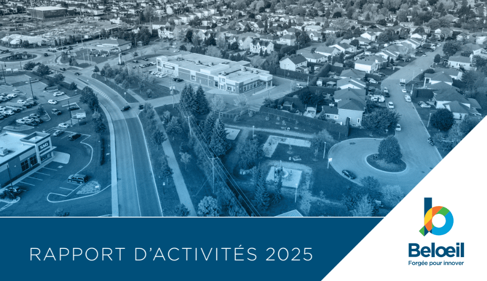 Couverture du Rapport d’activités 2025 de la Ville de Beloeil, avec une vue aérienne bleutée d’un quartier résidentiel et commercial, le titre du rapport et le logo de Beloeil.