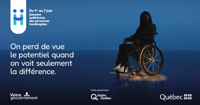Visuel de la Semaine québécoise des personnes handicapées montrant une personne en fauteuil roulant dans l’ombre, avec le message : « On perd de vue le potentiel quand on voit seulement la différence. »