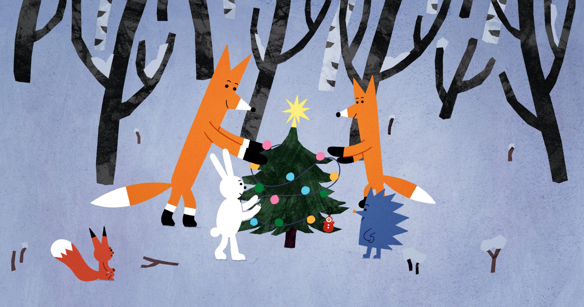 Illustration de deux renards, d’un lapin et d’un hérisson décorant un arbre de Noël dans une forêt enneigée.
