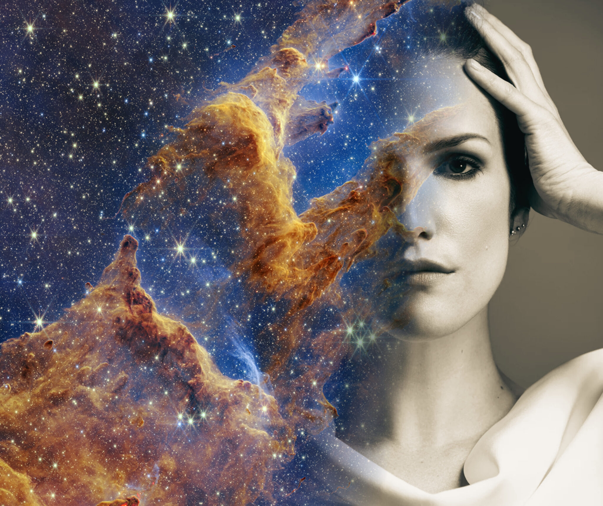 Composition numérique superposant un portrait en noir et blanc et une image de nébuleuse colorée remplie d’étoiles.