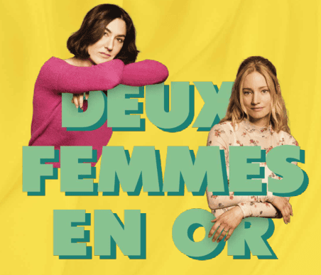Affiche promotionnelle avec le texte « DEUX FEMMES EN OR » sur fond jaune, accompagnée de deux personnes placées de part et d’autre du titre.