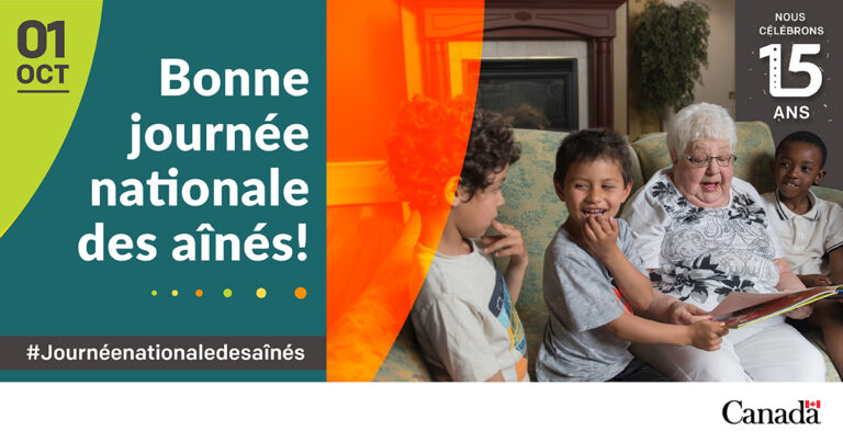 Visuel de la Journée nationale des aînés du 1er octobre, montrant une aînée entourée d’enfants pendant une activité de lecture.